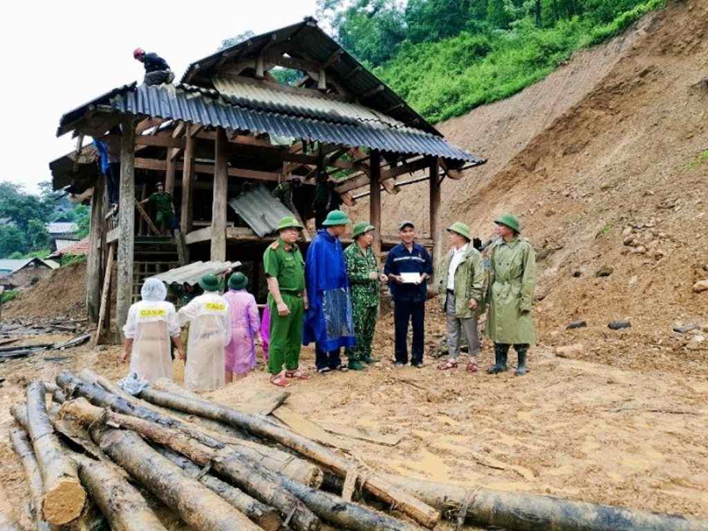 Sức hút của áo mưa quân đội trong đời sống dân dụng