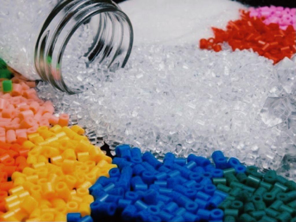 Chất liệu phổ biến nhất là nhựa PE