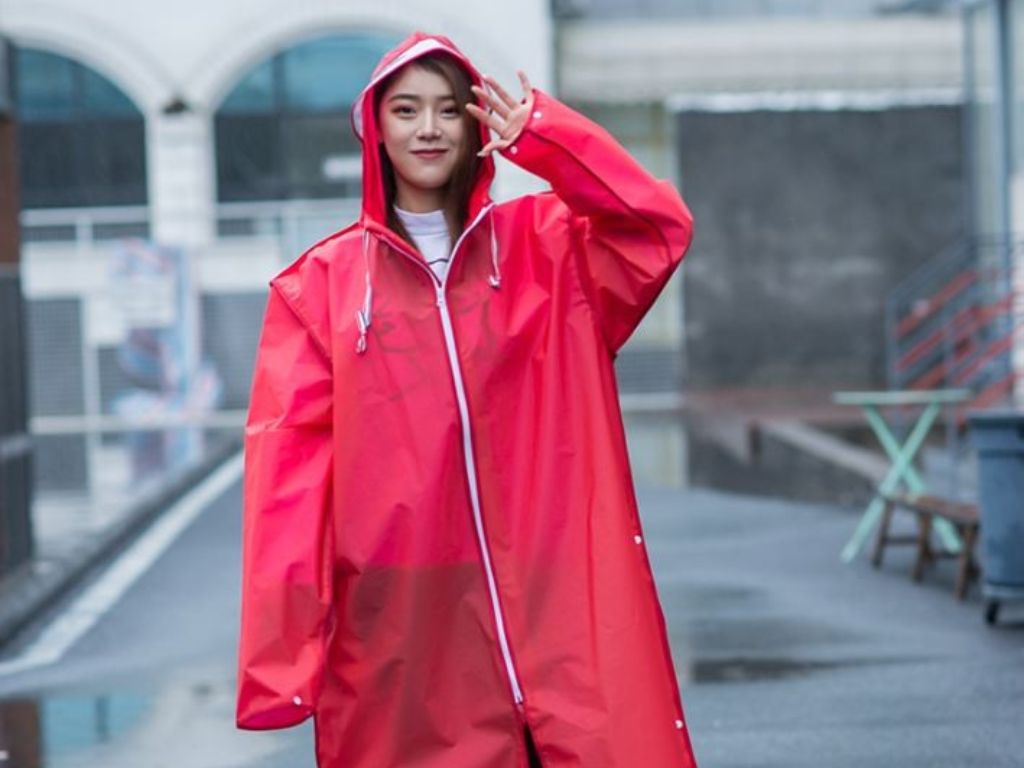 Áo mưa mỏng có thể đối phó với những cơn mưa nhỏ