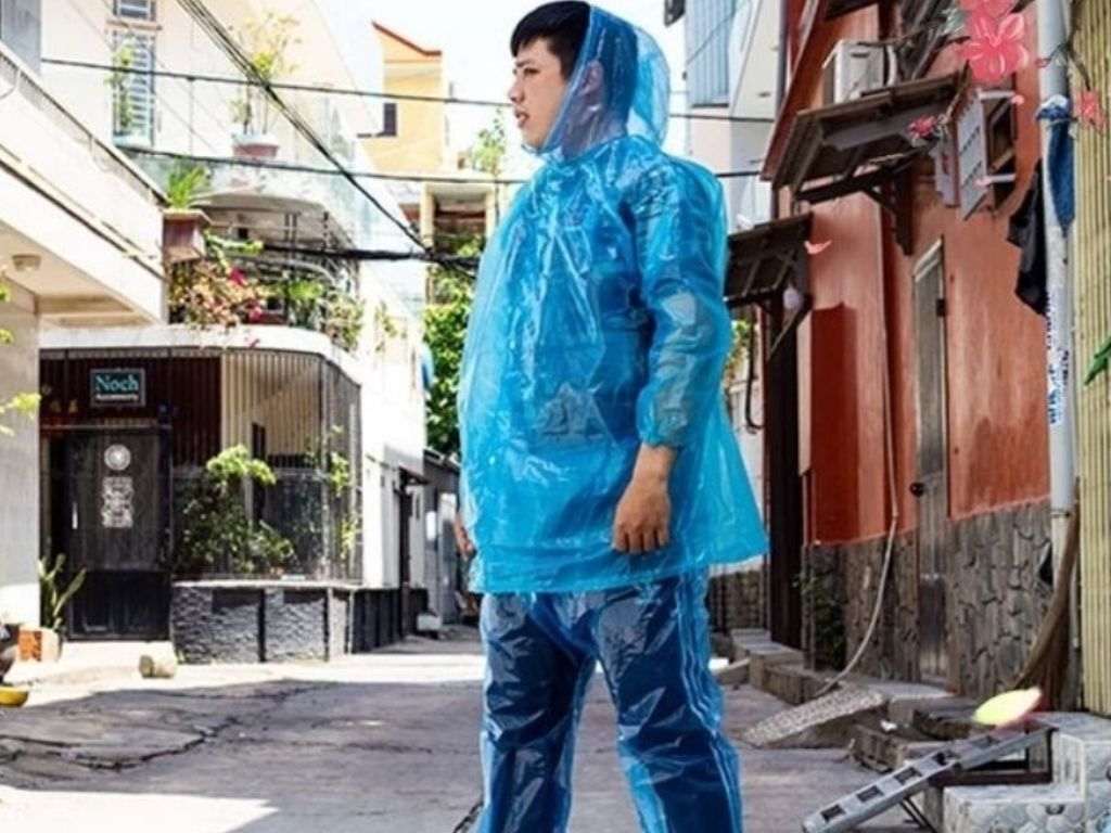 Áo mưa bộ nilon lại rất mỏng và nhẹ, dễ mang theo