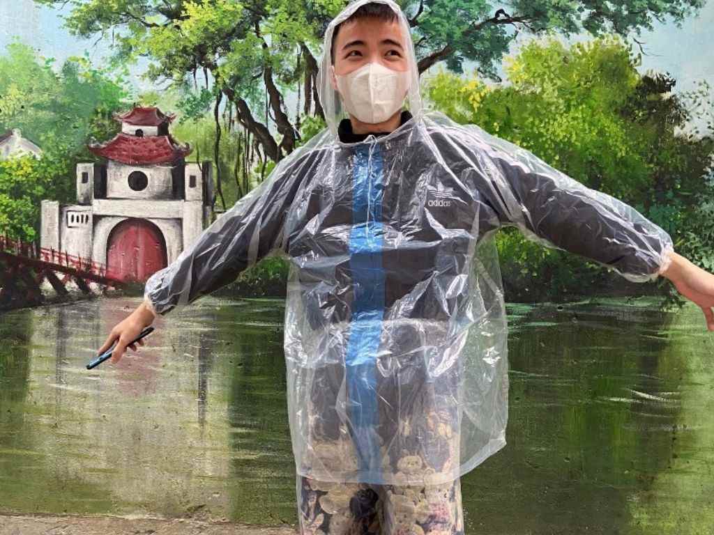 Áo mưa nilon vẫn đáp ứng tốt nhu cầu che mưa nhanh chóng
