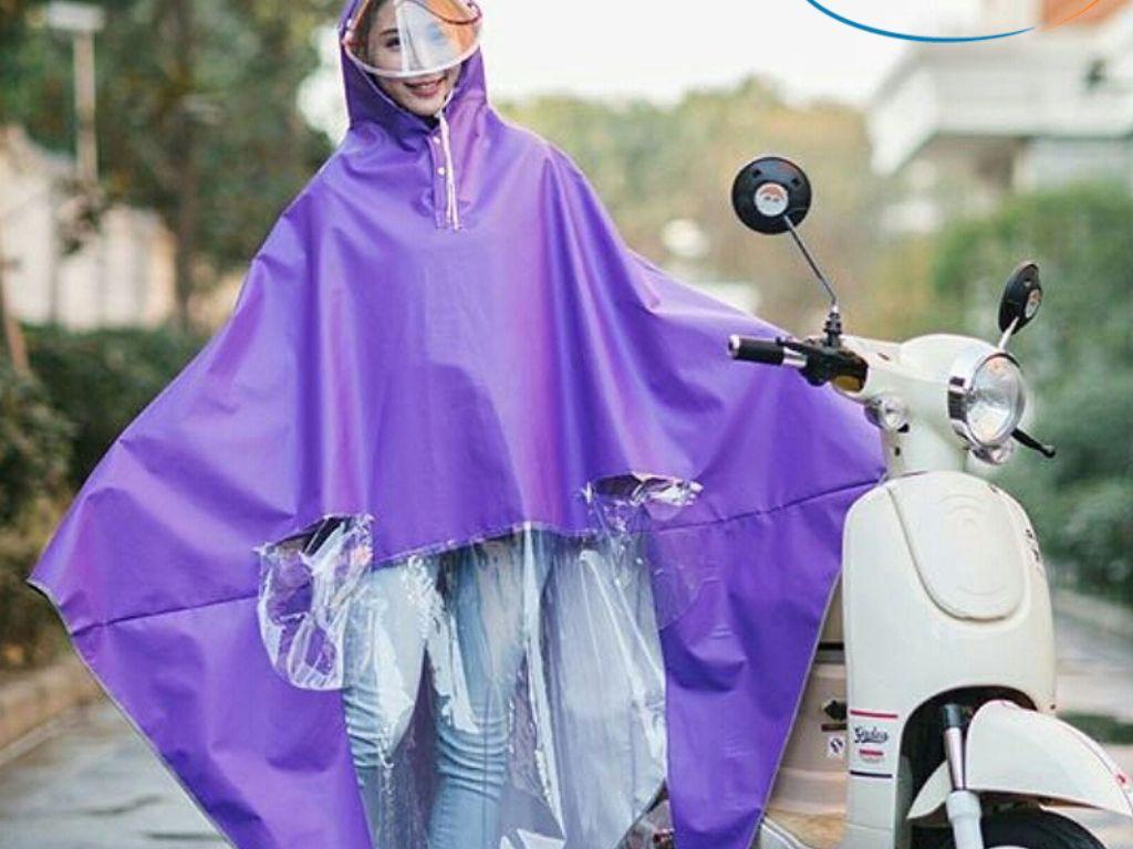 Áo mưa choàng có kính che mặt là một sự cải tiến