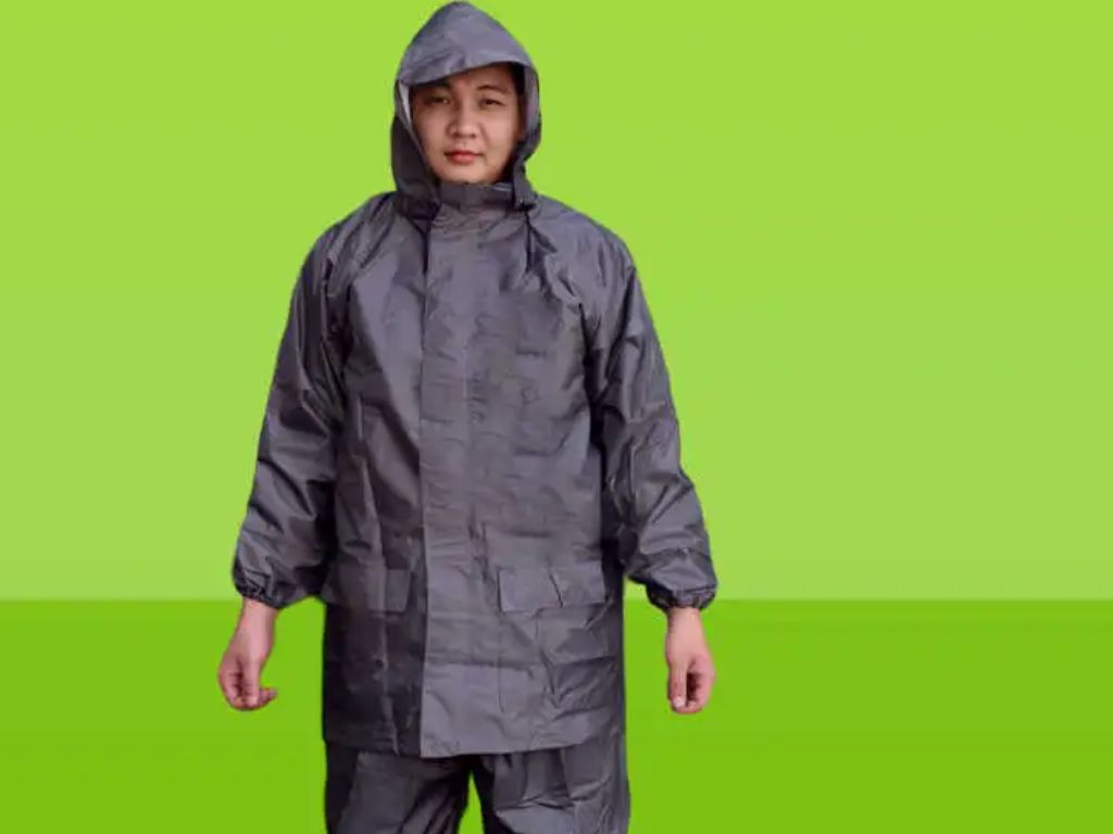 Quần mưa cũng là một thành phần không thể thiếu
