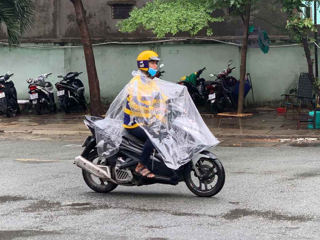 Người tiêu dùng có thể dễ dàng tìm thấy mọi loại áo mưa