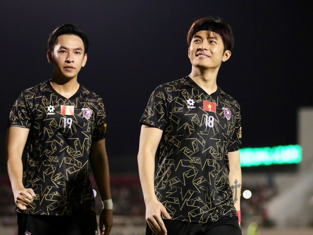 Áo đá banh có họa tiết phủ toàn bộ bề mặt áo tạo nên sự phá cách