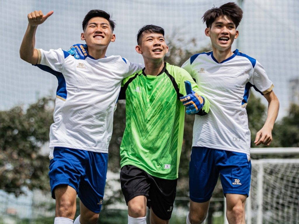 Một bộ đồ đá banh đẹp cần có sự đồng bộ về thiết kế và màu sắc