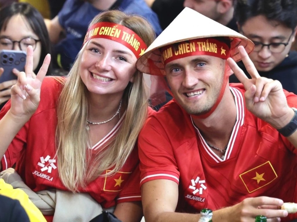 Khách Tây khoác lên mình chiếc áo đấu để cổ vũ bóng đá Việt Nam 