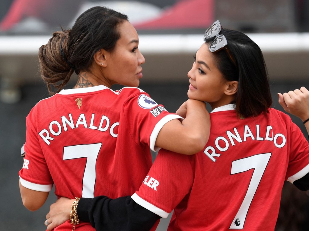 Bạn có thể in tên và số áo cầu thủ yêu thích lên áo bóng đá