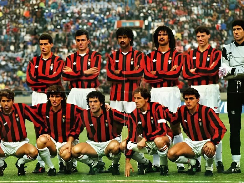 Áo sân nhà AC Milan mùa giải 88/90 là mẫu áo CLB đẹp kinh điển trong lịch sử bóng đá