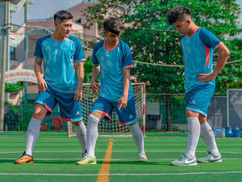 Quần đùi đá banh không nên quá dài và bó sát