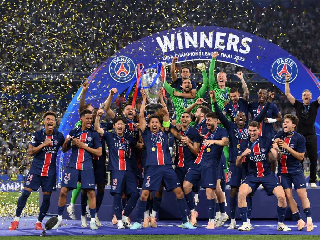 Một chiếc ao cau lac bo dep nhat the gioi thường gắn liền với khoảnh khắc lịch sử