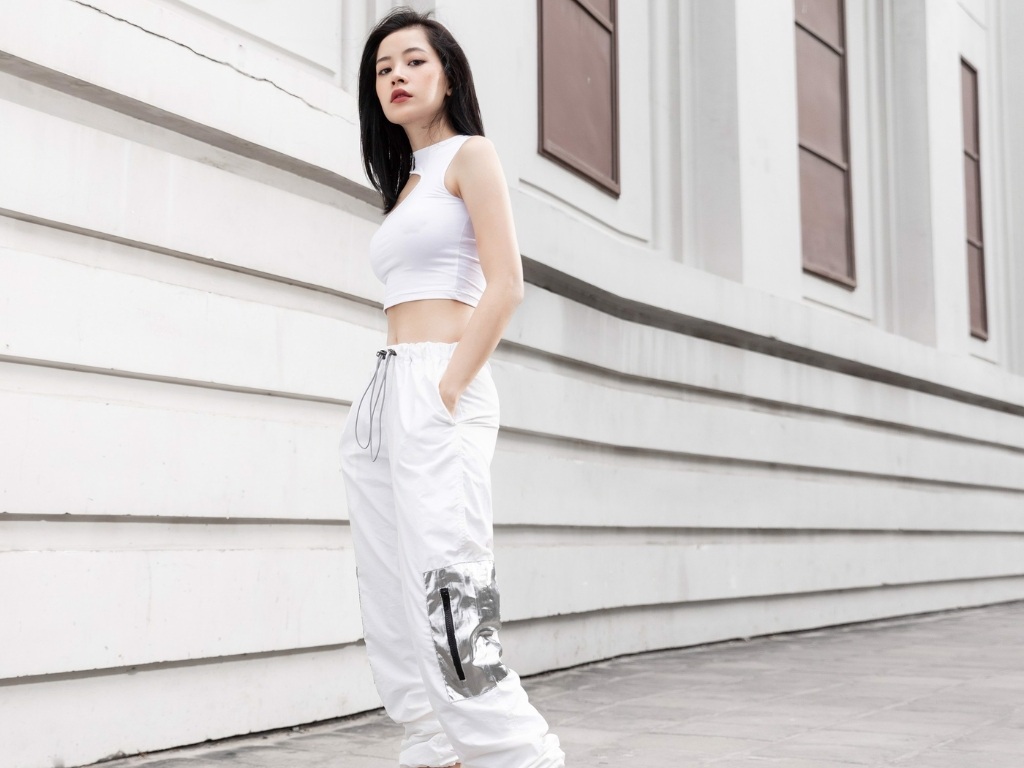 Bộ quần áo thể thao có thiết kế cut-out tinh tế giúp tạo điểm nhấn độc đáo