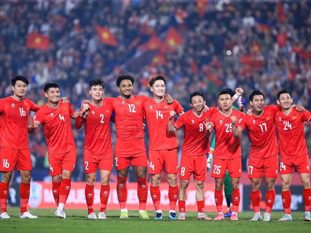 Ao the thao nam dep màu đỏ tạo nên sự mạnh mẽ và cuốn hút