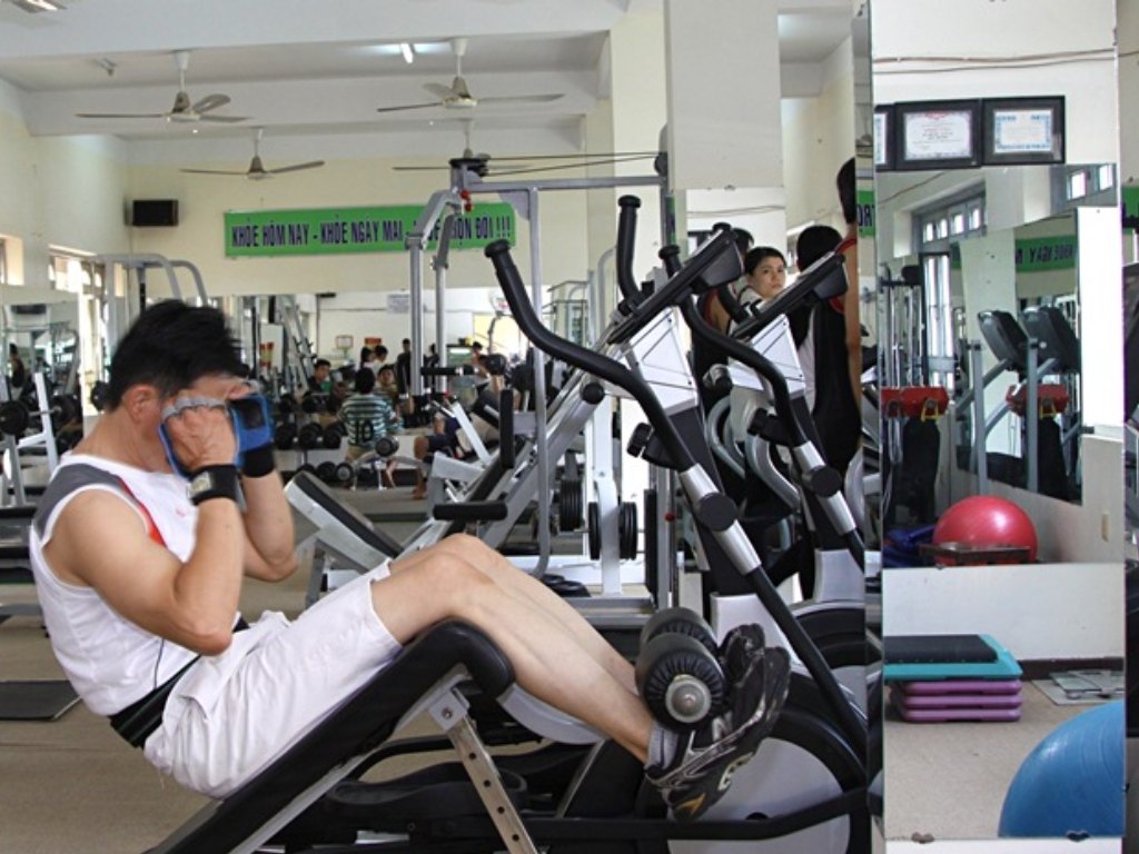 Bạn có thể chọn do the thao nam có kiểu dáng thoải mái khi tập luyện trong nhà