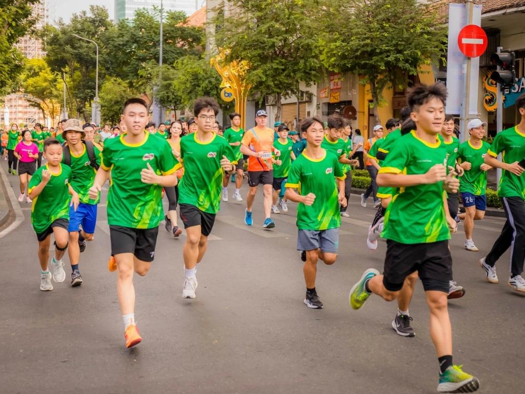 Nam giới nên chọn quần thể thao có độ dài và độ rộng vừa phải