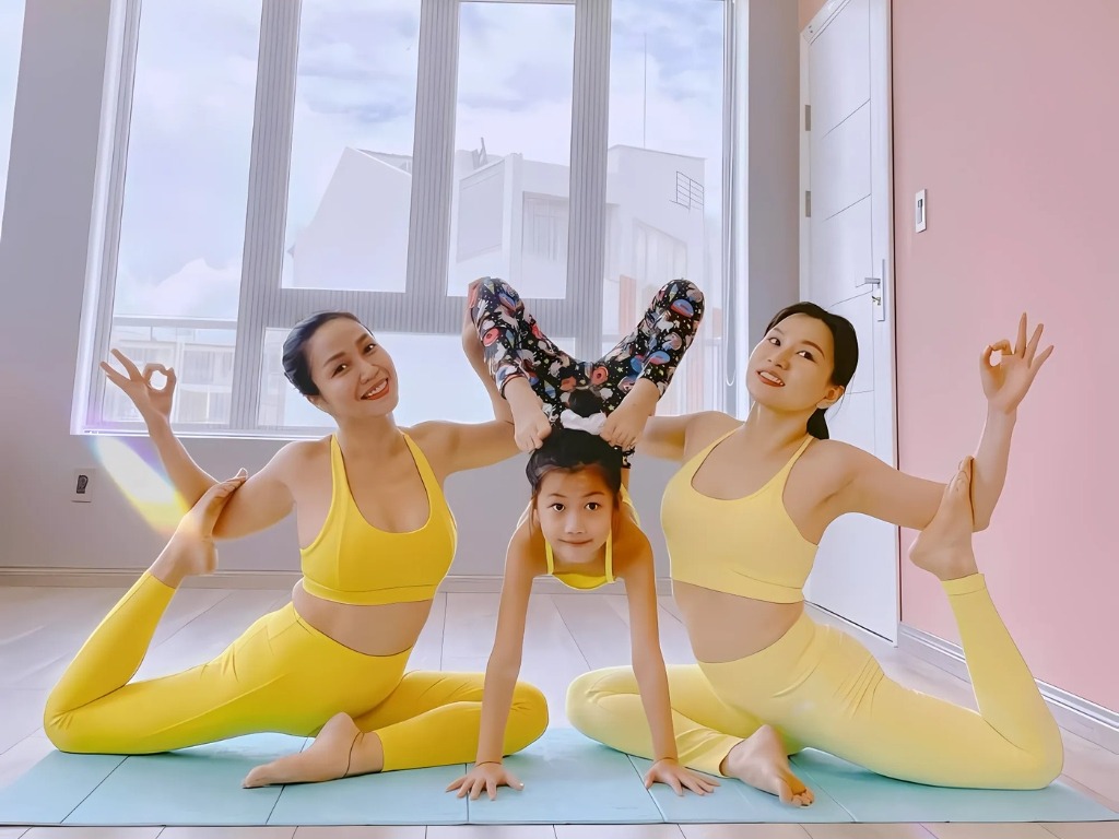 Quần dài thể thao nữ giúp phái đẹp thoải mái thực hiện các động tác phức tạp