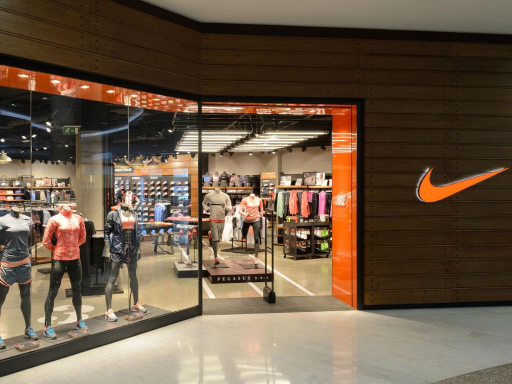 Bạn nên mua quần chạy bộ Nike và thử trực tiếp tại cửa hàng