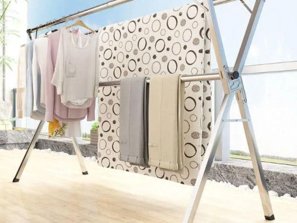 Phơi ngược quần jeans hoặc quần tây, kẹp phần gấu quần lên