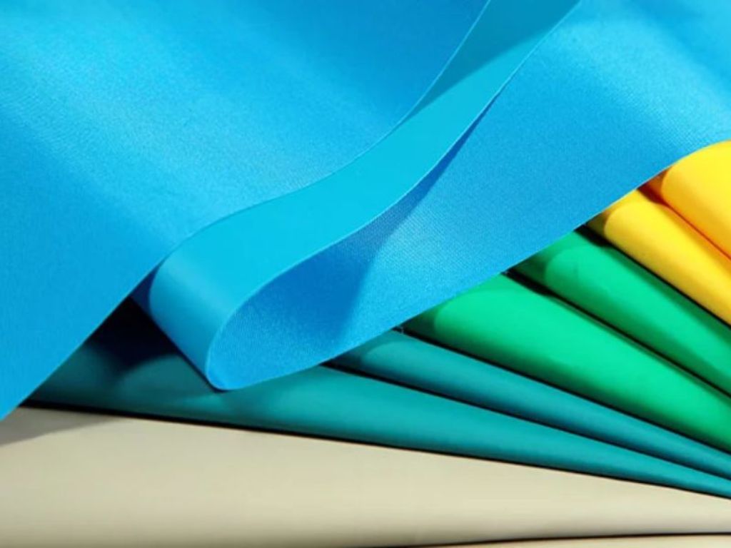 Mẫu áo được làm từ chất liệu dày dặn