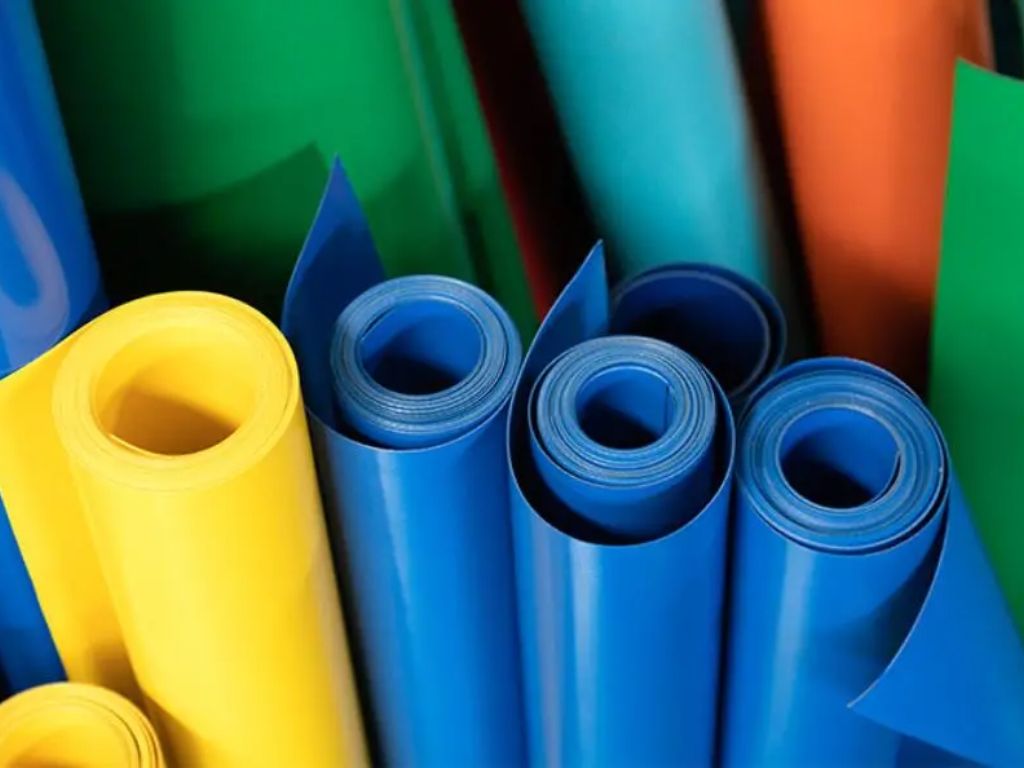 Chất liệu nhựa PVC hay nilon dày phù hợp cho áo mưa