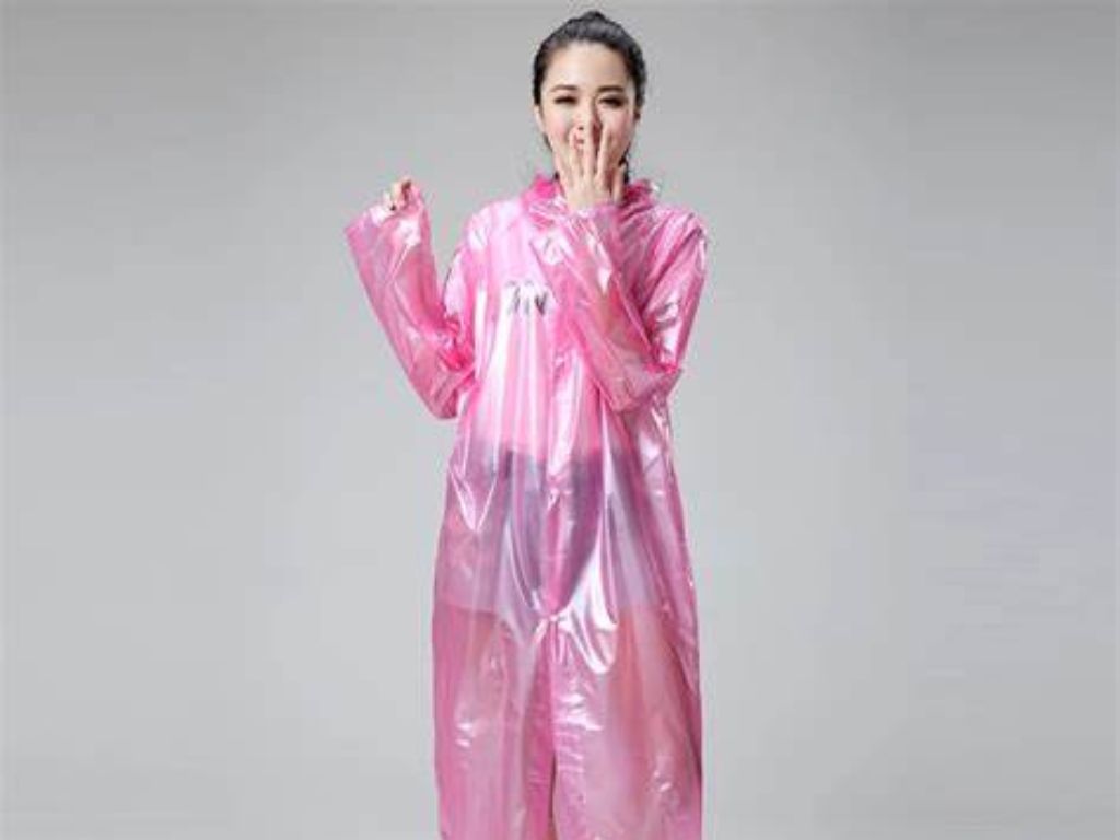 Màu sắc và thiết kế được xem là bộ mặt của một chiếc áo mưa quảng cáo