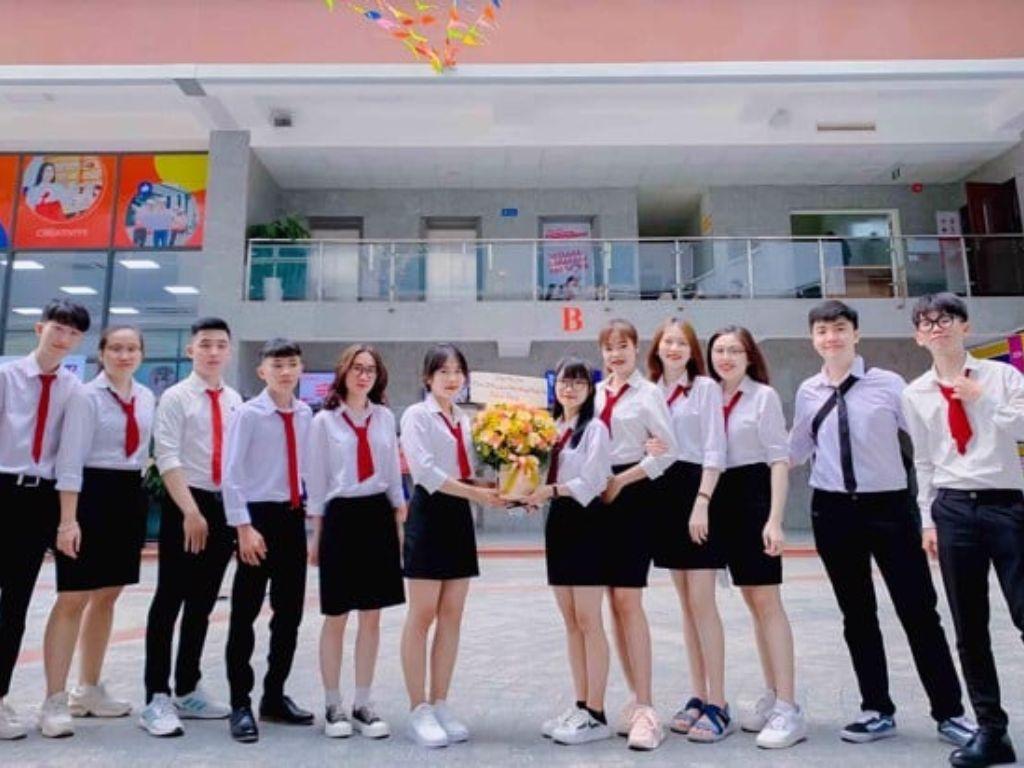 Bắt buộc bạn phải mang giày hoặc các loại dép có quai hậu