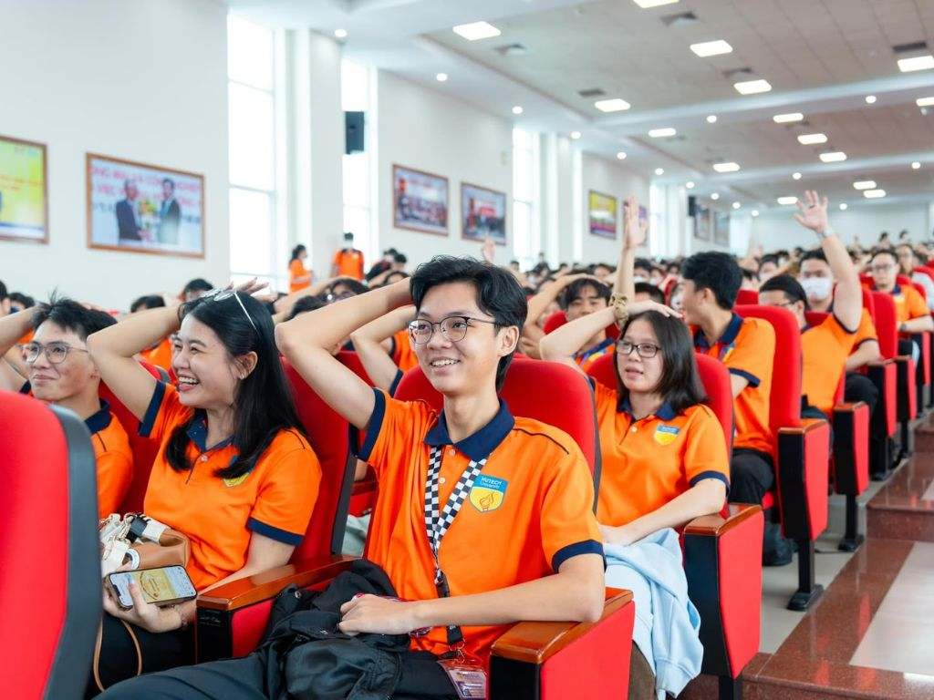Mô hình đồng phục các ngành HUTECH mang lại một bài học giá trị