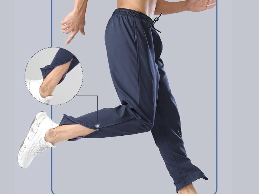 Chi tiết khóa kéo ở ống quần vừa giúp điều chỉnh độ rộng vừa tạo điểm nhấn cá tính