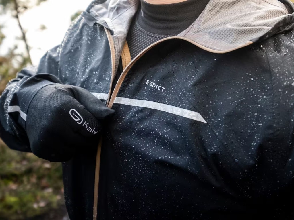 Áo chống nước tuyệt đối giúp ngăn chặn sự xâm nhập của nước vào bên trong