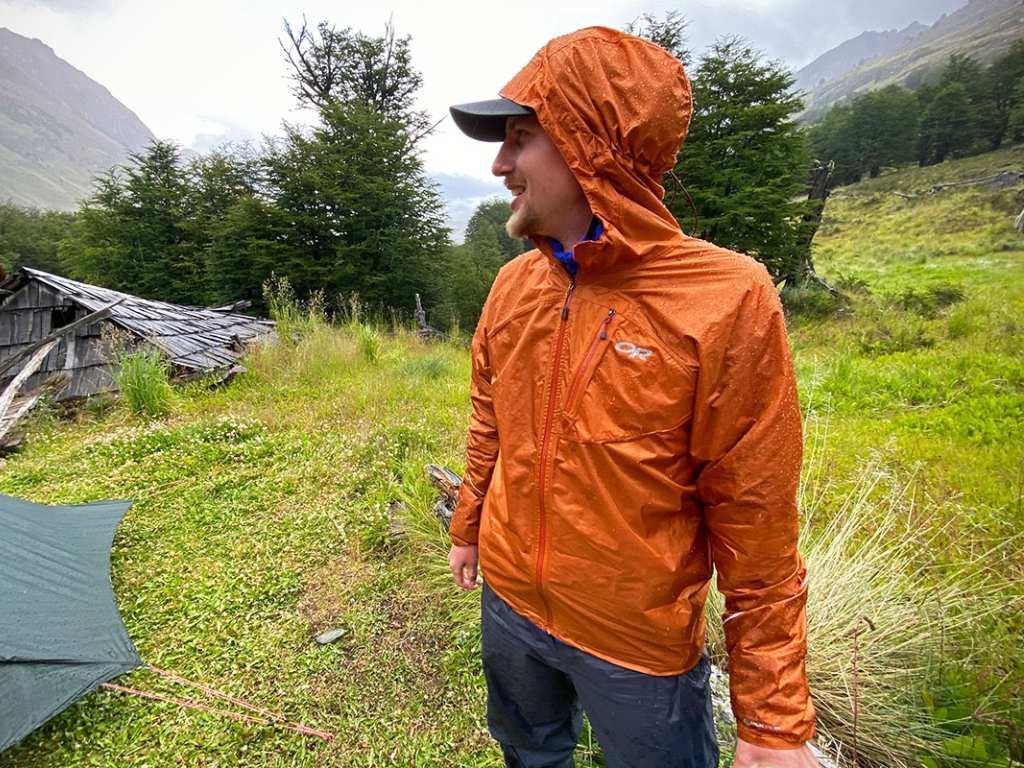 Áo khoác kháng nước giúp chống thấm hiệu quả hơn khi gặp mưa