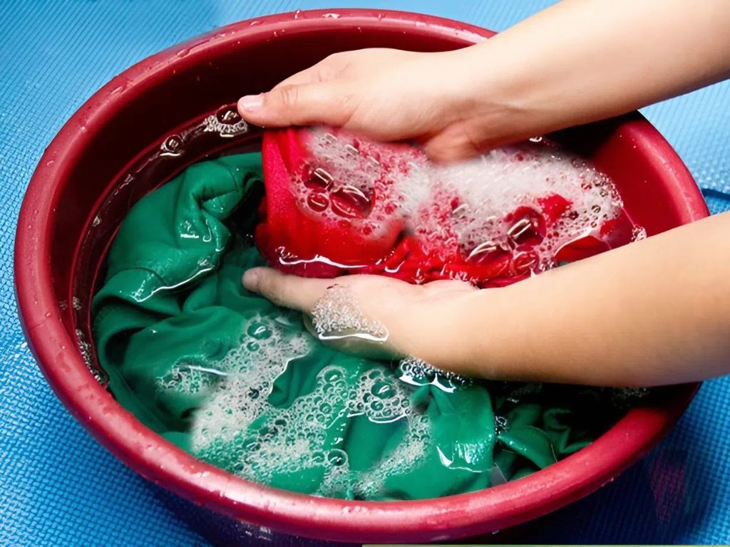 Bạn nên ưu tiên giặt áo khoác gió bằng tay