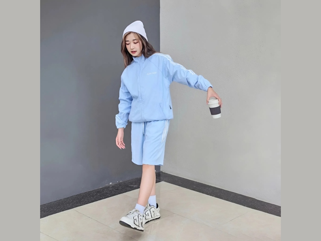 Một chiếc giày thể thao sẽ là lựa chọn an toàn khi kết hợp với bộ quần áo gió
