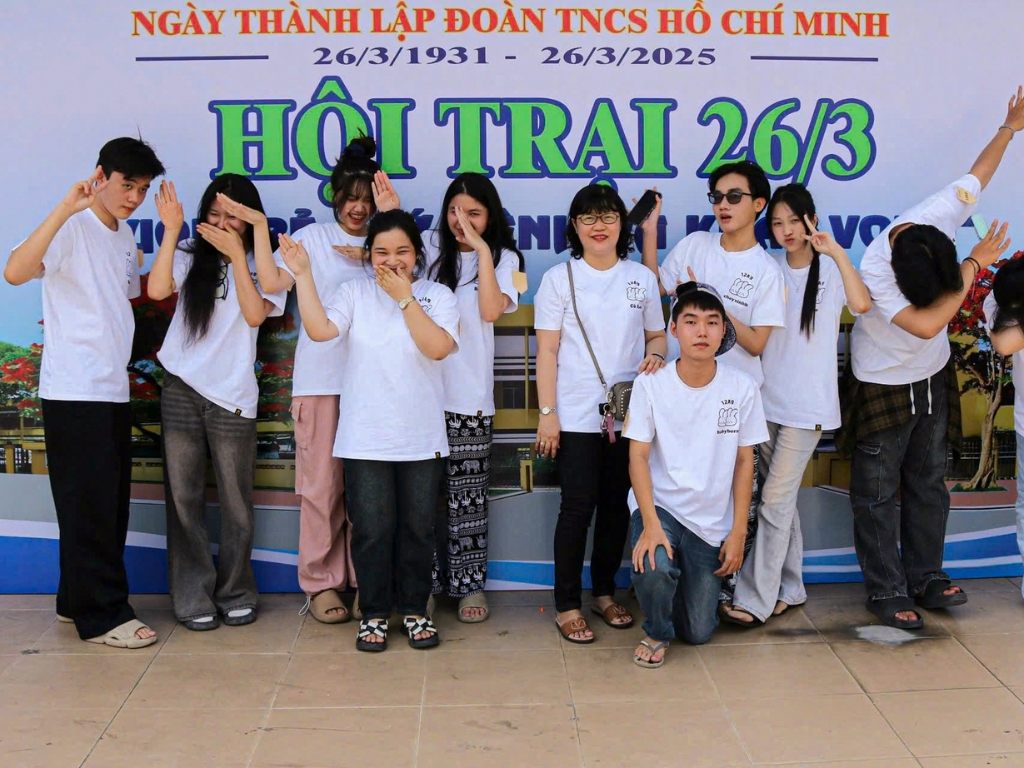 Bạn nên chọn mẫu áo phông màu trung tính để dễ phối đồ và phù hợp với nhiều người