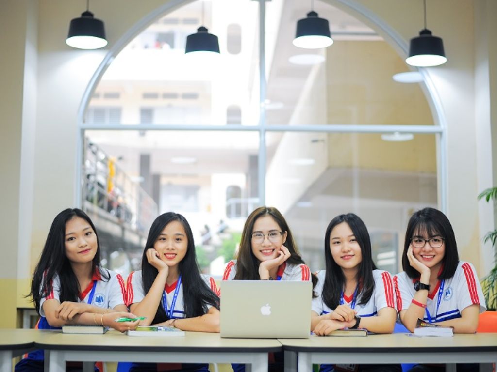 UEH đặc biệt chú trọng xây dựng hình ảnh thương hiệu chuẩn mực