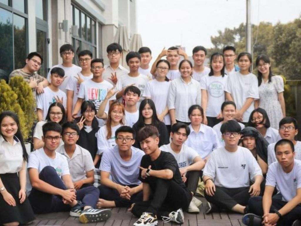Sinh viên cần tránh mặc các loại quần short