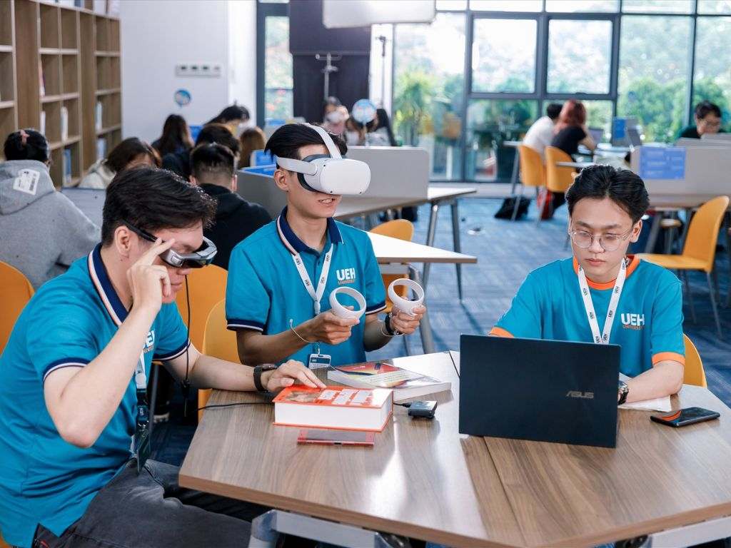 Đồng phục UEH từ lâu đã trở thành một biểu tượng cho sự chuyên nghiệp