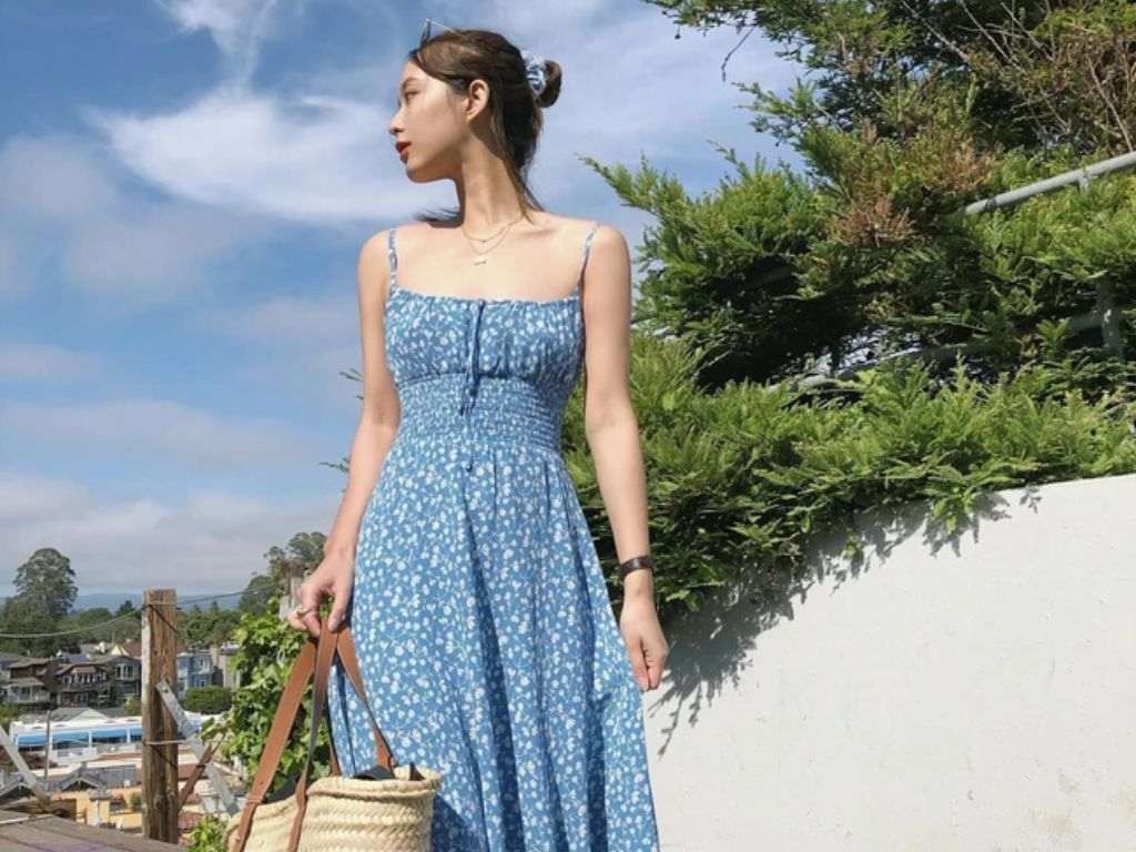 Áo hai dây tạo cho bạn sự quyến rũ