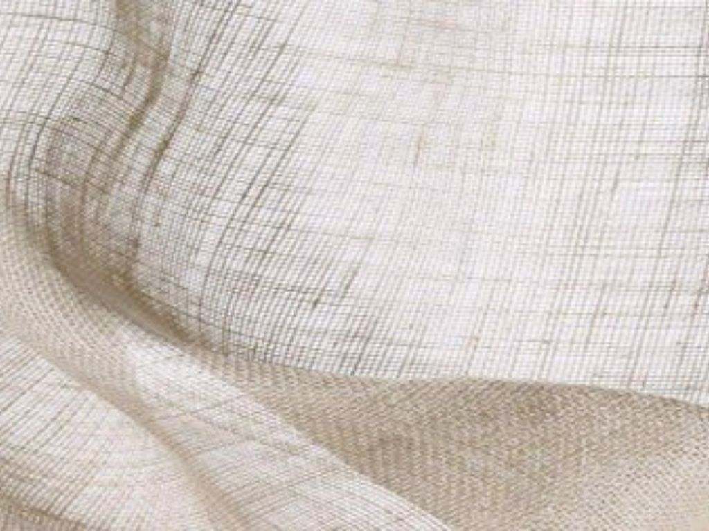Một chiếc áo sơ mi có phom dáng vừa vặn với chất liệu như linen