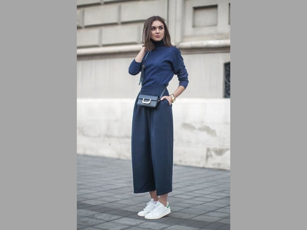 Sự kết hợp giữa các kiểu áo với quần ống rộng là set đồ đi chơi