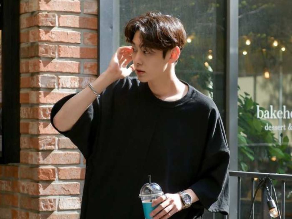 Bạn nên chọn áo thun trơn hoặc có logo nhỏ