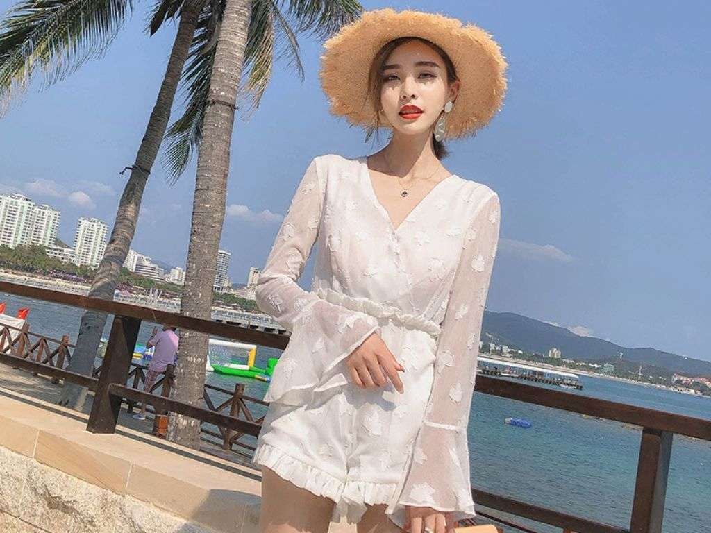 Các mẫu trang phục in hình lá cọ, hoa sứ, quả dứa bạn có thể tham khảo