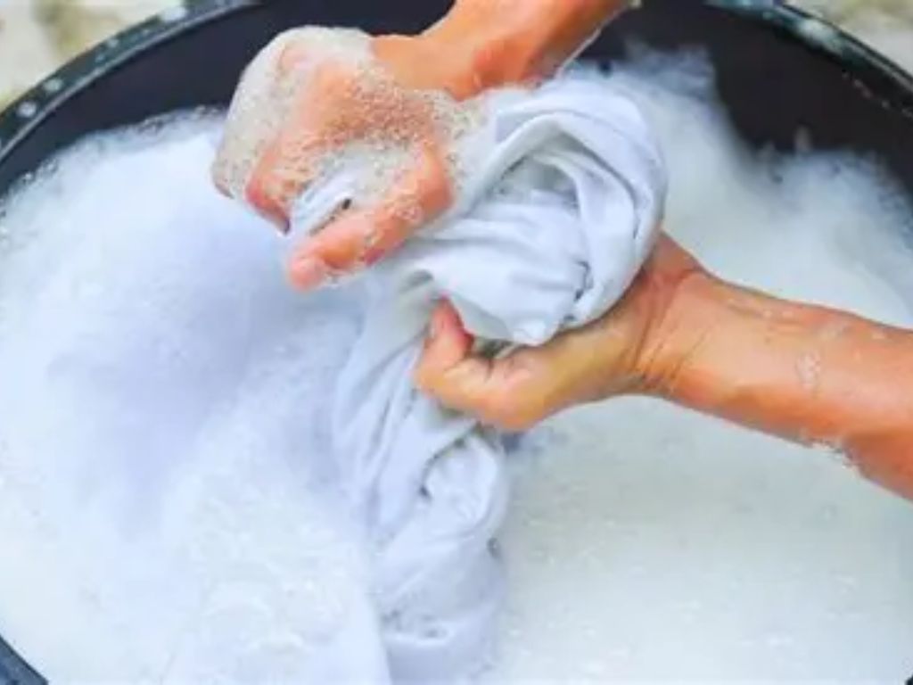 Bạn hãy luôn ưu tiên giặt tay với xà phòng