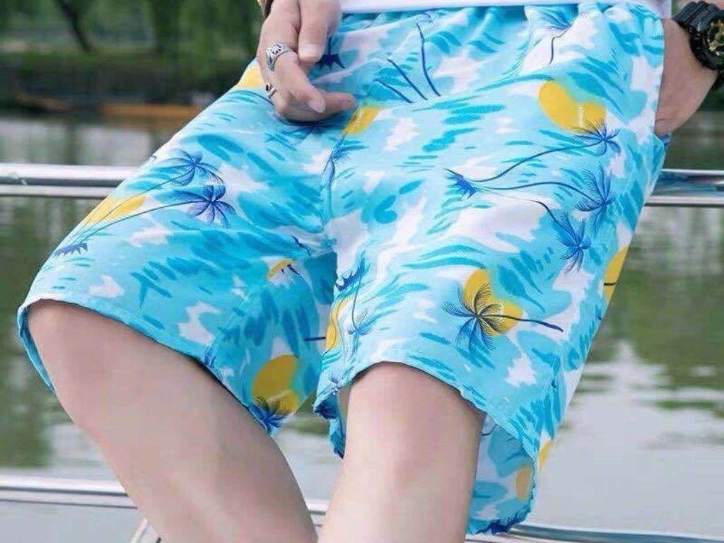 Bạn hãy kiểm tra kỹ đường may ở khu vực đũng và cạp quần