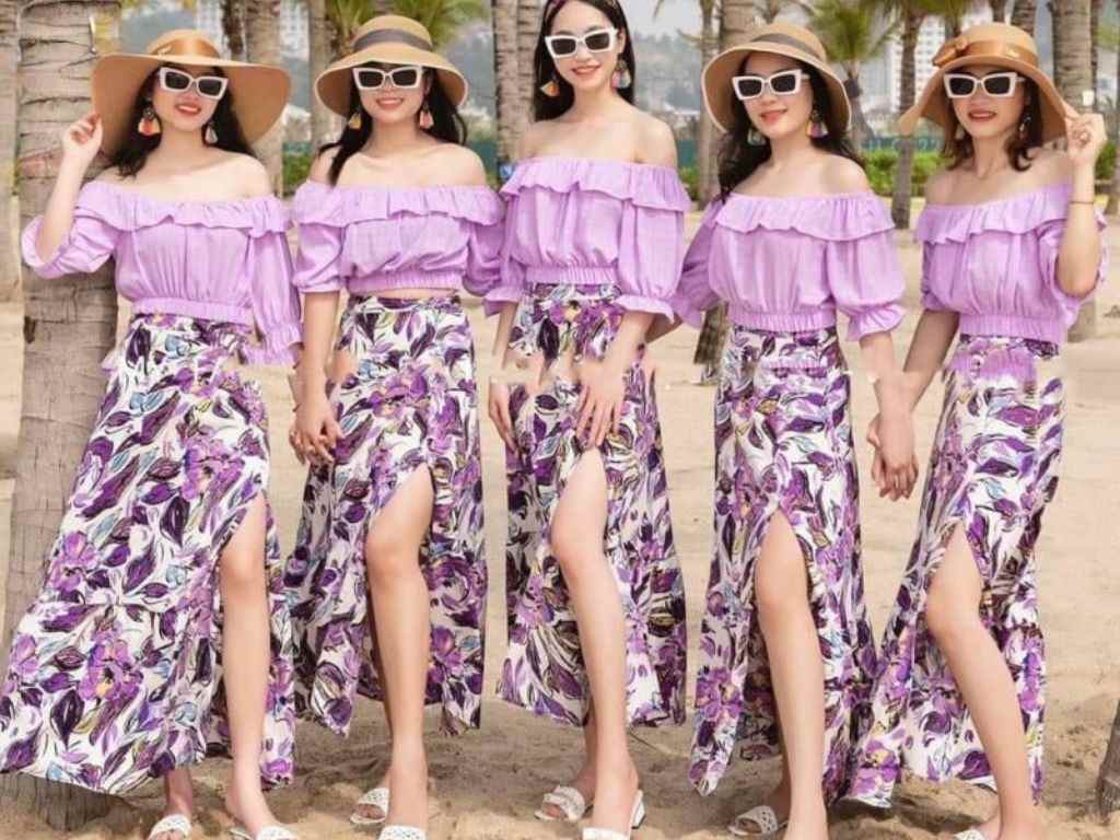 Các mẫu in hình lá cọ, hoa sứ hay những loại trái cây mùa hè như quả dứa