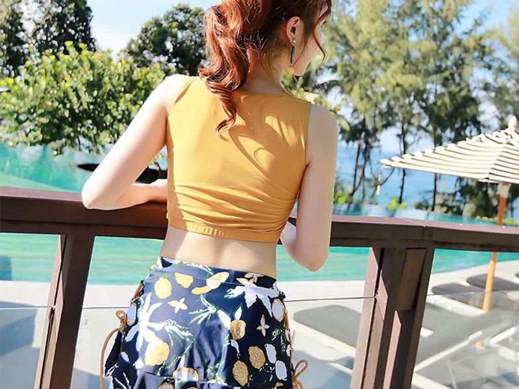 Áo croptop là lựa chọn hoàn hảo cho đi biển mặc gì chụp hình đẹp