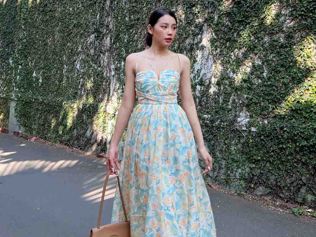 Một chiếc đầm maxi trắng đi biển sẽ trở nên hoàn hảo khi mặc đúng cách