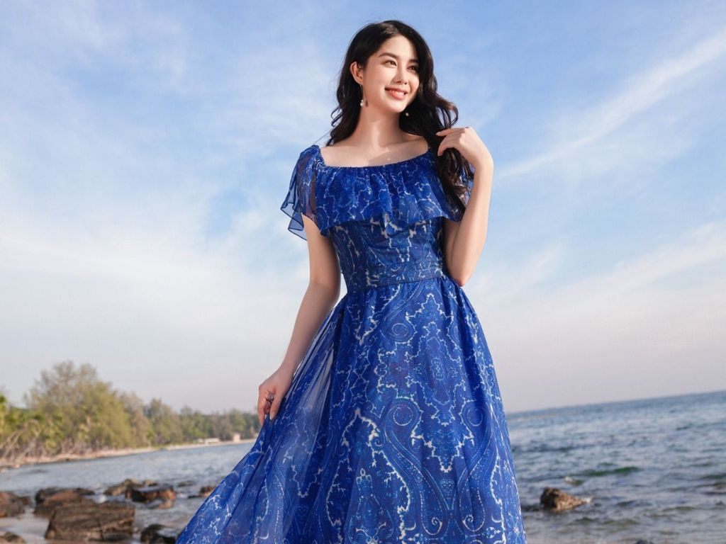 Một chiếc đầm maxi đi biển cách điệu đẹp