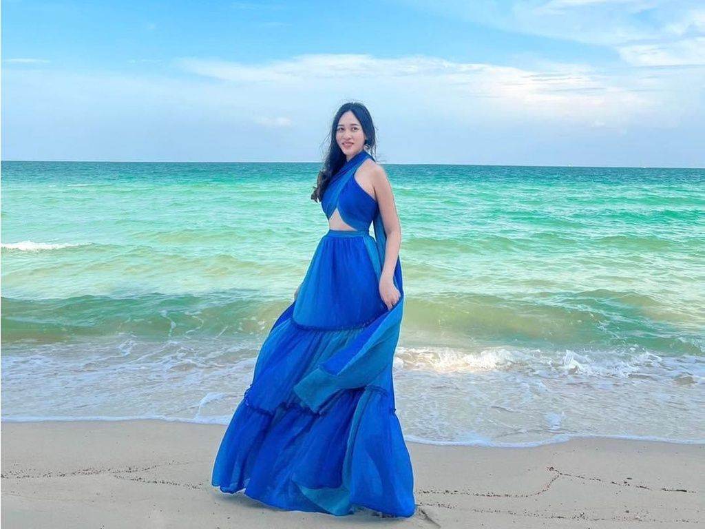 Bạn nên ưu tiên chất liệu vải khi chọn đồ maxi đi biển đẹp