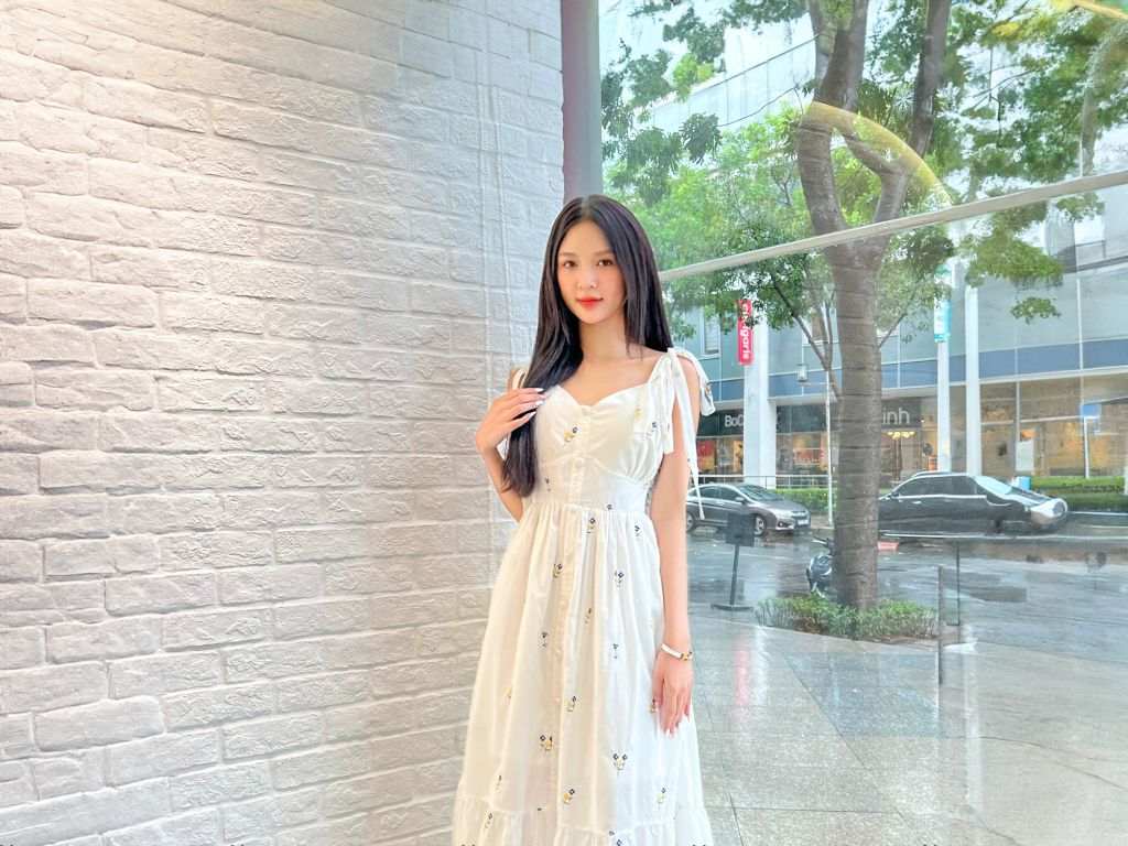 Bạn hãy ưu tiên các mẫu váy có cổ chữ V