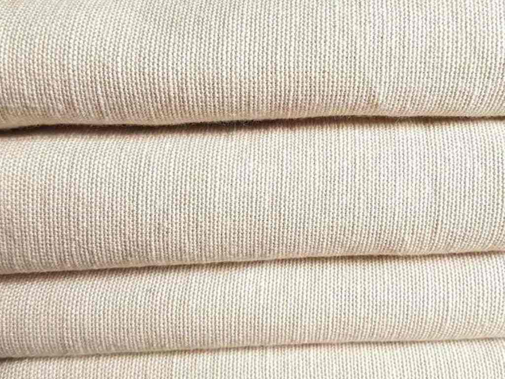 Bạn nên ưu tiên chất liệu vải khi quàng khăn đi biển